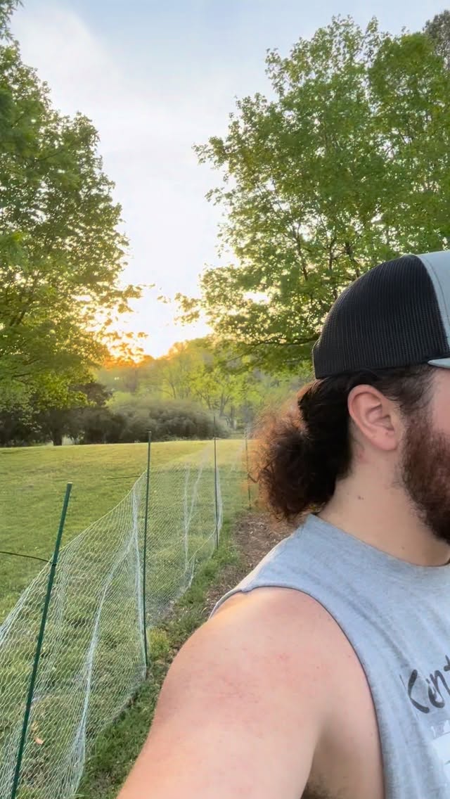 Happy Good Friday y’all! ✝️🚜🎸
Catch me LIVE next weekend at the “Belleville Songwriter Festival” Saturday, April 11th hosted by my friends at @venue_on_main_belleville 🎟️🎸🎫
To grab Tickets to this Intimate & Unique THREE PART show go to: 👇🏼👇🏼👇🏼
https://www.tickettailor.com/events/venueonmain/2065832
#singer #songwriter #country #farm #goodfriday