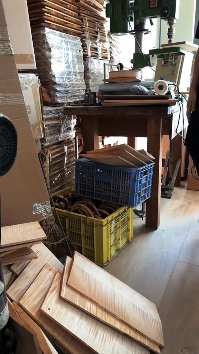 從小樹苗到樹木
樹木到木材
木材到樂器
最後到達音樂家的手上,成為表達情感的魔杖
#從木才開始
#琢木成琴
#Nationstrings
#手作小提琴