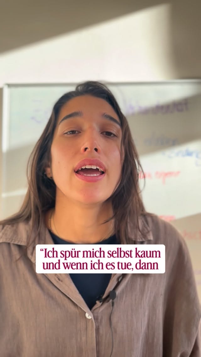 Wie kann ich mich mit meinem Gegenüber verbunden fühlen?? Honestly: Kaum, wenn du mit dir nicht verbunden bist.
(Außer du bist ein Schmelzi- da fühlst du dich mega verbunden, aber bist auch kaum in deinem Körper.
Mehr zu Schmelzis bald!!)
Wir halten fest:
Du fühlst dich nur bedingt verbunden, wenn du den Kontakt zu dir aufgibst, um in Beziehung zu bleiben.
Verbundenheit hat etwas mit unserer Herzqualität zu tun. Aber: wenn wir unser Herz mega aufmachen und dafür den Kontakt zu uns und unsere Mitte verlieren, hat das nicht mehr viel mit verkörpertem Verbunden-Sein zu tun. Dann sind wir mega beim andern, aber eben kaum bei uns.
Unsere Gesellschaft ist so Kopf- und Gefühlslastig, aber die wenigstens von uns sind dabei auch körperlich in ihrer Mitte.
Und wie kommt du da hin? Mir dieser schnieken Übung 🪄
Probier sie entweder direkt mit mir aus oder das nächste Mal wenn du jemandem Gegenüber sitzt und dabei bist, wegzuflattern (auf Körperebene).
Und das Beste? Kommenden Montag geb ich meine Klasse bei @herharmony.studio und wir üben genau das!! Buch dir deinen Spot und komm in deine zentrierte Verbundenheit 🔥
Amore,
Aurora