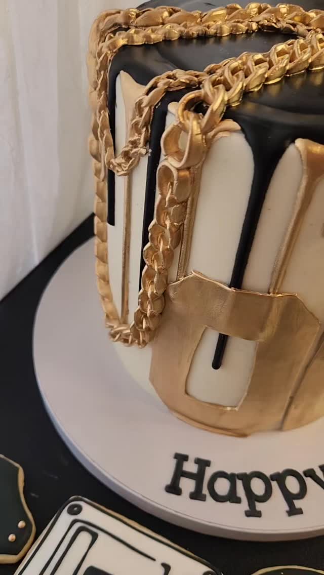 The Notorious BIG One 🎤👑
Eli turned ONE in serious style—dripping in black + gold with all the iconic vibes ✨
From the cassette tapes to the crowns, every detail was made to celebrate this little legend’s big debut.
Because when it’s your first birthday… you go BIG 💛
#NotoriousBIGOne #FirstBirthdayVibes #LuxuryKidsParty #AtlantaBaker #CustomCookies BirthdayCakeGoals HipHopInspired BlackAndGold BiggieBaby KarmaConfections @karmaconfectionsatl