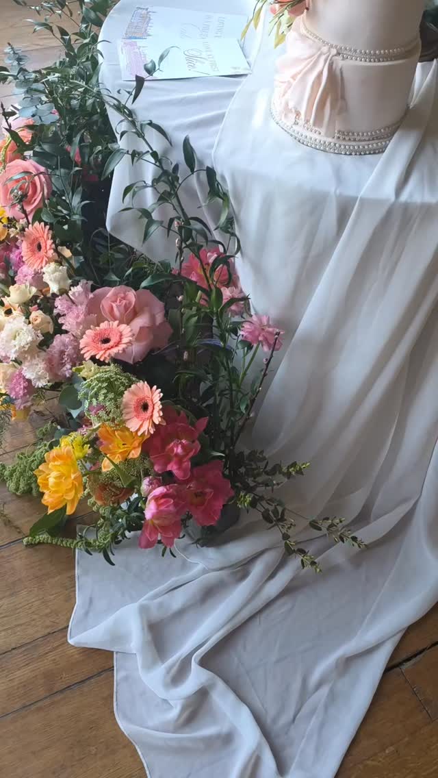 Let's take a sneak peak of yesterday's photoshoot at the ever stunning @theelvetham how good do @extra_gorgeous_blooms flowers look against my cakes, the big cake is a show cake and the small one was a real cake, can't thank you all enough, hope I haven't missed anyone had an incredible day, what a team β€οΈ looking forward to the official photos, what a pleasure it truly was being involved β€οΈ
#weddingcake #weddingvenue #cakesbyninacamberley #weddingshootsπ·β€οΈ