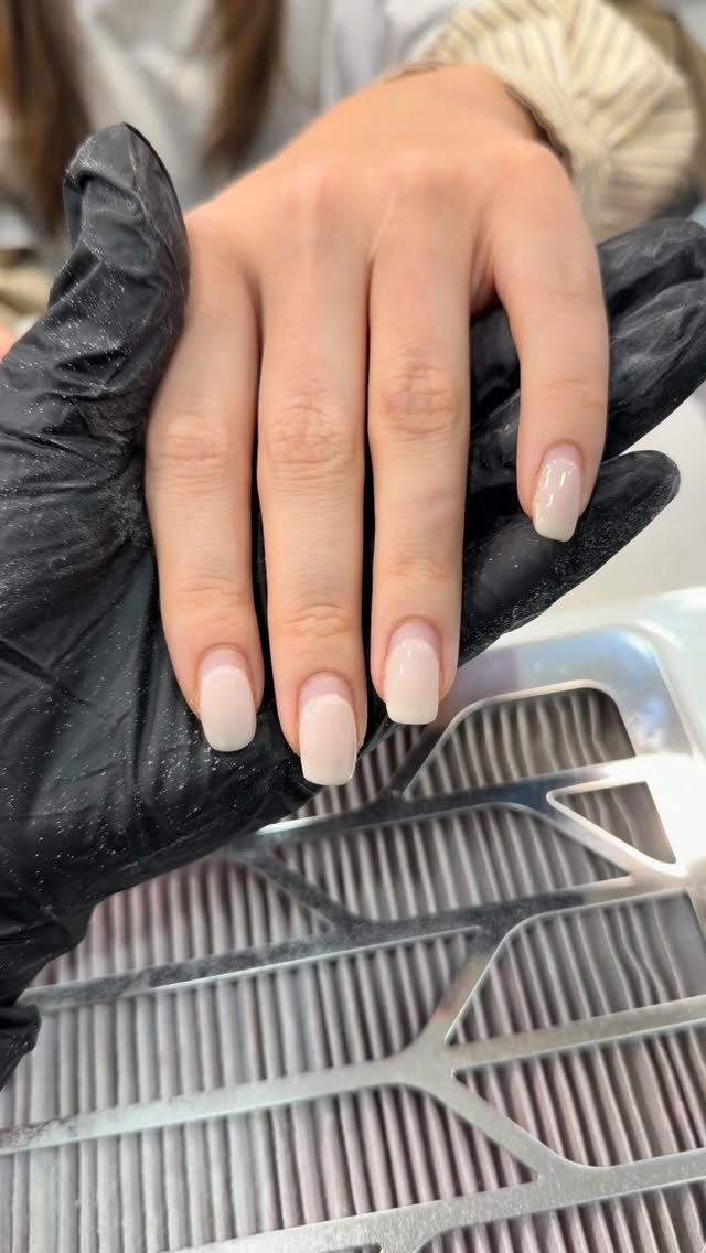 A beautifully perfect Russian manicure 🫧
.
.
.
#biab #bestnailsalonlondon #nailsalonlondon #russianmanicurelondon