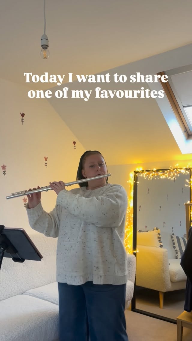 Today felt like a perfect day for another flute cover and for those who voted on my poll for Moon River last week - here it is. I really hope you love it as much as I do. As I say in the video music does allow us to just be and I think that truly is a beautiful place to be in.
If you looking at filling your big day with stunning moments message me to start a friendly conversation. Currently taking bookings for 2026 & 2027 🤎
Track by @acousticbacksandtracks