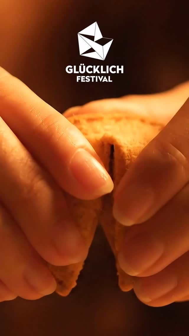 Ein weiterer Glückskeks ist geknackt 🥠✨
Und darin steckt Kunz.
Mundart, Geschichten aus dem Leben und genau die Songs, bei denen jeder Luzerner mitsingt.
Wer ist bereit für «Vierwaldstätterseeeeeeee»? 👀
📅 4. Juli 2026
📍 Allmend Luzern
GRÖSSER. BESSER. GLÜCKLICHER! 💜💛🩷
👇 Wen wollt ihr als Nächstes im Glückskeks sehen?
#GluecklichFestival #Kunz #LineUpDrop #Luzern #FestivalSommer