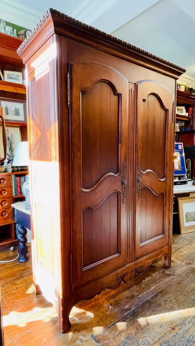 Vintage Armoire in warm cherry.
Double doors opening to versatile internal configuration which can be easily altered to hanging over drawers and open storage or additional open storage with dividers or adjustable height top shelves without dividers.
The perfect hall cloaks, housekeepers linen press or dressing room piece?
#armoire #greatbritishrevivals #homedecor