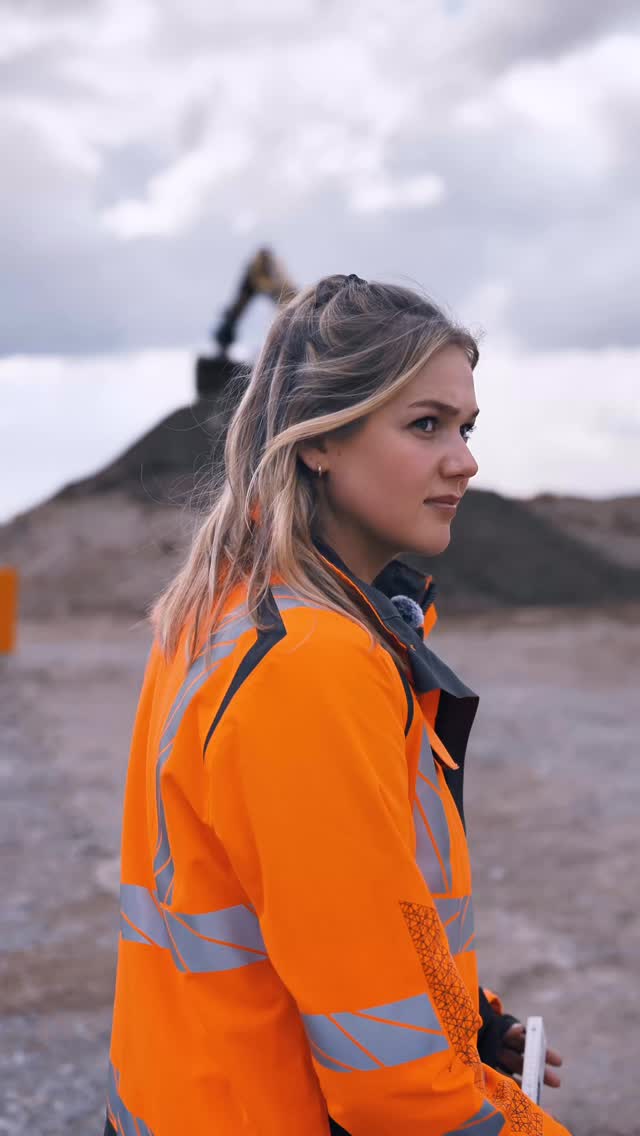 Bombardi Oster-Gewinnspiel 🙌🏼🧡 WIN WIN WIN
Seit zwei Monaten begleitet euch Noelle hier auf dem Account – nimmt euch mit auf die Baustelle, zeigt Einblicke und lernt selbst jeden Tag dazu.
Danke für euer ganzes Feedback, die Kommentare und den Support. ✌🏼
Als Dankeschön gibt’s von uns jetzt ein kleines Gewinnspiel.
👉🏻 Wir verlosen gleich 2x richtig starke Pakete:
🎟️ jeweils 2 Wertgutscheine à 200 € fürs @badeparadiesschwarzwald
🍺 dazu jeweils 2 Kisten leckeres @fuerstenberg Bier für den kleinen Durst ;)
So bist du dabei:
👉🏻 Kommentiere, mit wem du dir den Tag gönnen würdest
👉🏻 Folge unserem Account @bombardi_tiefbau_gmbh
👉🏻 Like den Beitrag
👉🏻 Teile das Gewinnspiel in deiner Story für eine Extra-Chance.
Danke, dass ihr das hier so feiert – und bleibt dran, da kommt noch einiges. 💪🏼
Viel Glück und schöne Ostern!
Euer Bombardi-Team
————————
Teilnahmebedingungen
Veranstalter des Gewinnspiels ist Bombardi Tiefbau.
Das Gewinnspiel startet am 05.04.2026 und endet am 12.04.2026 um 22:00 Uhr.
Teilnahmeberechtigt sind Personen ab 18 Jahren mit Wohnsitz in Deutschland.
Der/die Gewinner*in wird per Direktnachricht benachrichtigt.
Die Daten werden ausschließlich für die Durchführung des Gewinnspiels verwendet.
Dieses Gewinnspiel steht in keiner Verbindung zu Facebook oder Instagram.