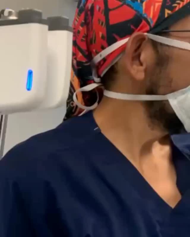 Tecnología, experiencia y precisión no son opcionales. Son el estándar.
En cirugía, los resultados no dependen de un solo factor, sino de la combinación correcta entre conocimiento, ejecución y herramientas.
La experiencia permite tomar decisiones bien fundamentadas.
La dedicación asegura que cada caso se aborde con el nivel de detalle que requiere.
Y la tecnología —como la cirugía robótica— eleva la precisión durante todo el procedimiento.
Cuando estos elementos trabajan en conjunto, el enfoque cambia:
de solo realizar una cirugía… a hacerlo bajo un estándar que prioriza control, seguridad y consistencia en cada paso.
Agenda una valoración y conoce tu caso con un enfoque quirúrgico claro.
#CirugíaRobótica #CirugíaBariátrica #CirugíaMetabólica #SaludQuirúrgica #BariatríaMéxico