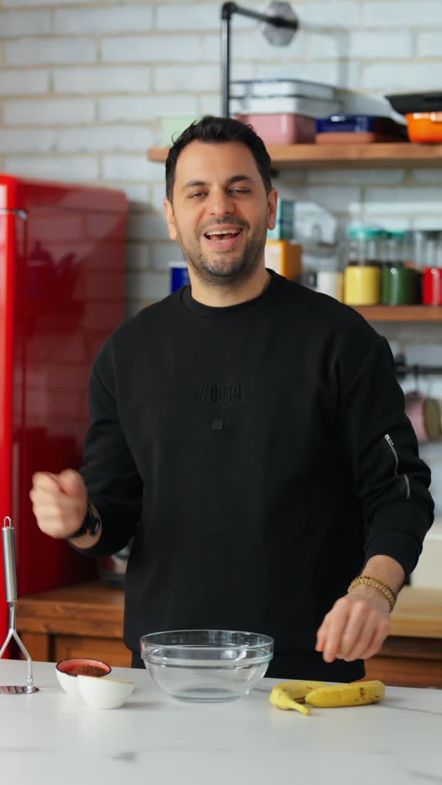 Ara öğünde bir bardak sütle beraber tüketebileceğin, 3 malzemeli, fit kurabiye 🍪
Malzemeler:
3 adet muz
50g. fıstık ezmesi
20g. kakao
Daha tatlı bir kurabiye için 2 - 3 hurma ilave edilebilir
Üstü için:
Kıyılmış fındık
Yapılışı:
Muzları ezin.
Tüm malzemeleri bir kapta karıştırın.
Elde ettiğiniz hamuru kaşık yardımıyla fırın tepsisine porsiyonlayın.
Üzerlerine kıyılmış fındıkları serpiştirin.
190 derece 15 dakika fanlı fırında pişirin.
Soğuyunca servis edebilirsiniz.
Afiyet olsun.