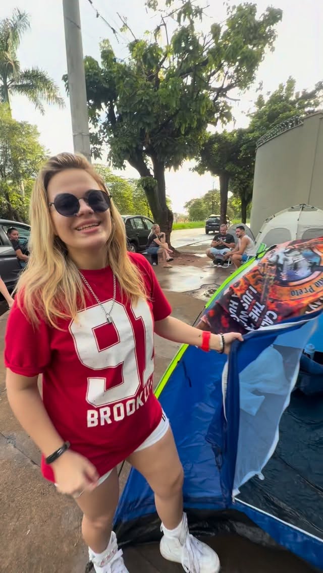 JÁ TEM FÃ NA FILA
GUNS N’ ROSES MOBILIZA ACAMPAMENTO EM RIO PRETO
A espera já começou e não é pequena. Fãs do Guns N’ Roses já estão acampados no Recinto de Exposições em Rio Preto, aguardando a abertura dos portões, que só acontece na terça-feira (7).
A primeira da fila é Bruna Generale, que chegou no sábado, às 15h, para garantir lugar perto do palco. Barracas, cadeiras e muita ansiedade tomam conta do espaço, com gente que chegou com dias de antecedência para o show.
A movimentação mostra o tamanho da expectativa para uma das maiores apresentações do ano na cidade. Mais informações no Portal Guilherme Baffi