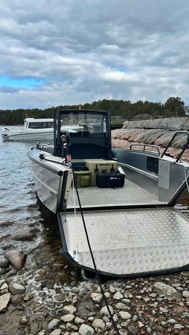 Somewhere between the islands, things slow down.
That’s when the fire gets going… and the real experience begins 🔥
#SeaSport #fasteraluminiumboat #boatexcursion #visitpellinge #visitporvoo