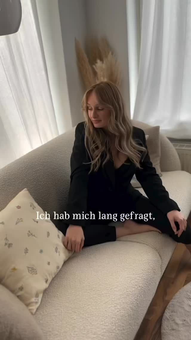 ❗️WICHTIG: Die Studie sagt NICHT, dass Deutschland voller Narzissten ist! Untersucht wurden Eigenschaften wie Statusdenken, Konkurrenz oder das Bedürfnis nach Anerkennung. Das sind menschliche Eigenschaften, die jeder in unterschiedlichem Maß hat. (Und am Ende halt auch nur 45K Menschen.)
Spannend wird’s, wenn man sich anschaut, in welchen gesellschaftlichen Bedingungen solche Merkmale stärker auftreten. Leistung, Funktionieren & Selbstdarstellung spielen dabei oft eine große Rolle.
Was solche Studien allerdings kaum zeigen, sind die Dynamiken, die viele Menschen in Beziehungen erleben. Über diese Muster spreche ich hier immer wieder.
Genau das macht Tiefenpsychologie sichtbar. Am 26. April gibt es dazu ein kostenloses Webinar. Schreib mir „Tiefenpsychologie” & ich schick dir alle Infos. 🤍
📍Quelle: Studie veröffentlicht in Self and Identity (Michigan State University, 2025)
#Narzissmus #studie #beziehung #lovebombing #coabhängigkeit