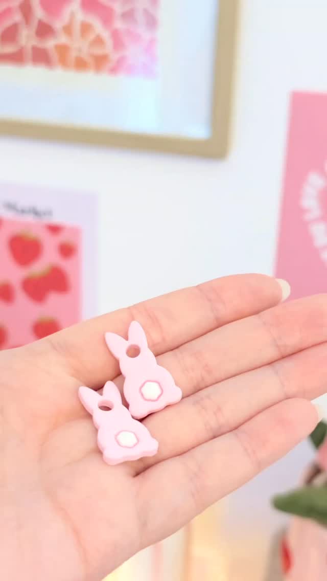 POV : t’as ENFIN trouvé les pampilles parfaites pour Pâques 🐰💕
Des couleurs douces, des détails trop mignons
et surtout des boucles que tu veux porter tous les jours 🫶
Clairement… le plus dur c’est de choisir 🫣
👉 Tu craques pour lesquelles toi ? 💬
#modecolorée #pinterestgirl #bijouxcolorés #creatricefrançaise #bouclesdoreillesfaitesmain