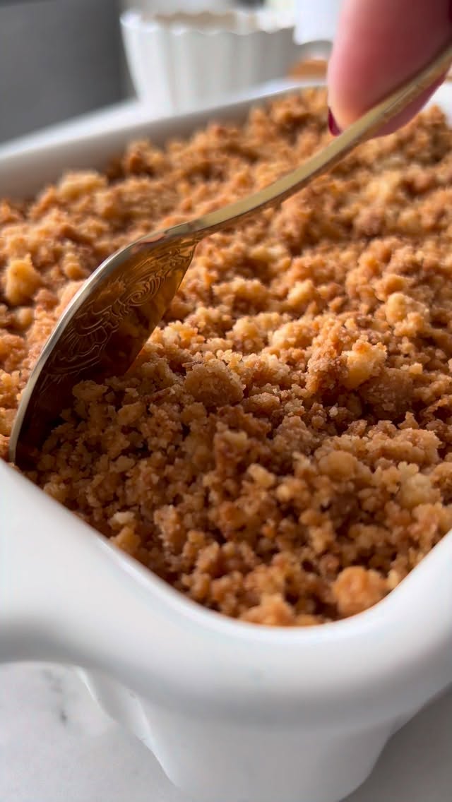  עוגת גבינה פירורים לפסח
מושלמתת ברמה שאף אחד פה בבית לא ניחש שהיא של פסח מלא פירורים זהוביםם בקיצור חלומית
עוגת גבינה פירורים לפסח
לפירורים:
100 גרם אבקת שקדים מולבנים (כוס)
3 כפות קמח תפוח אדמה / קורנפלור
80 גרם חמאה קרה חתוכה לקוביות
50 גרם סוכר (רבע כוס)
לקרם:
500 גרם שמנת מתוקה קרה להקצפה 38%
250 גרם גבינה לבנה 9%
80 גרם אבקת סוכר
כפית וניל או סוכר וניל
2 כפות אינסטנט פודינג וניל (לא חובה)
הקרם פחות יציב שימו לב
אופן ההכנה:
מחממים תנור ל175 מעלות.
במעבד מזון (או בידיים) מערבבים את כל חומרי הבצק לבצק אחיד.
מחלקים את התערובת ל2חלקים.
חלק אחד משטחים בתבנית מרופדת בנייר אפייה (זה הבסיס)
את החלק השני משטחים בתבנית נוספת או על נייר אפייה בנפרד.
אופים את שני החלקים 15-20 דקות עד זהוב
מפוררים את החלק העליון מיד כשיוצא מהתנור ומצננים.
מקציפים שמנת מתוקה עם אבקת סוכר, סוכר וניל ופודינג לקצפת יציבה מאוד.
מוסיפים גבינה ומערבלים קצר רק לאיחוד.
על הבסיס האפוי ומורחים את כל קרם הגבינה בשכבה אחידה.
מפוררים את החלק השני של הבצק לפירורים
ומפזרים מעל שכבת הגבינה.
מכניסים למקרר לפחות 4 שעות (עדיף לילה)
נשמר 2–3 ימים במקרר.
מתאים גם להקפאה.