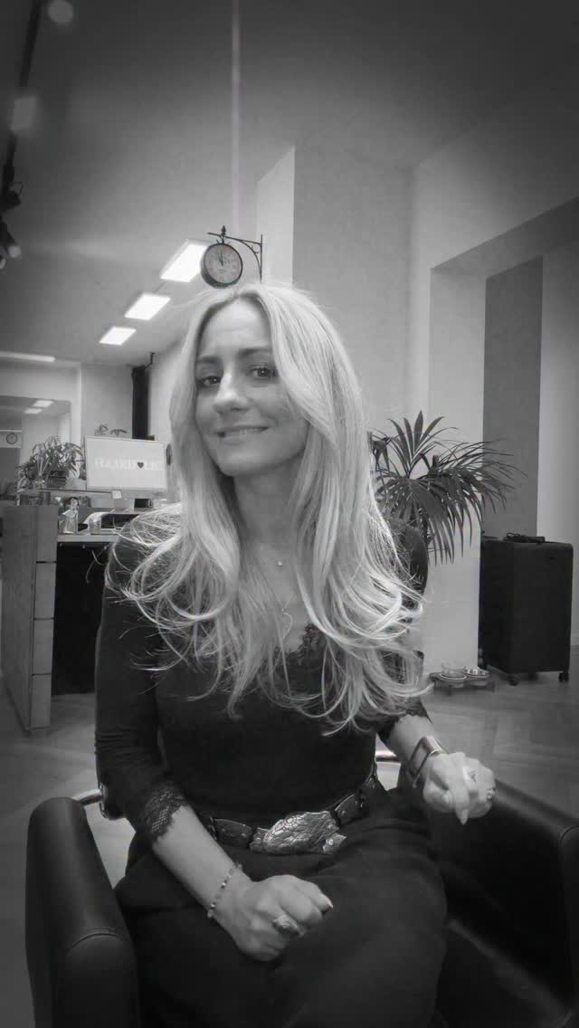 Grey Blend ☑️
Noch nicht bereit für komplett grau…
Team Färben oder Team Natürlichkeit? 🫶🏻🫶🏻
#greyblending #blonde #balayagemünchen #friseurmünchen #beratung
Grey Blend für @martynaux 🫶🏻😍