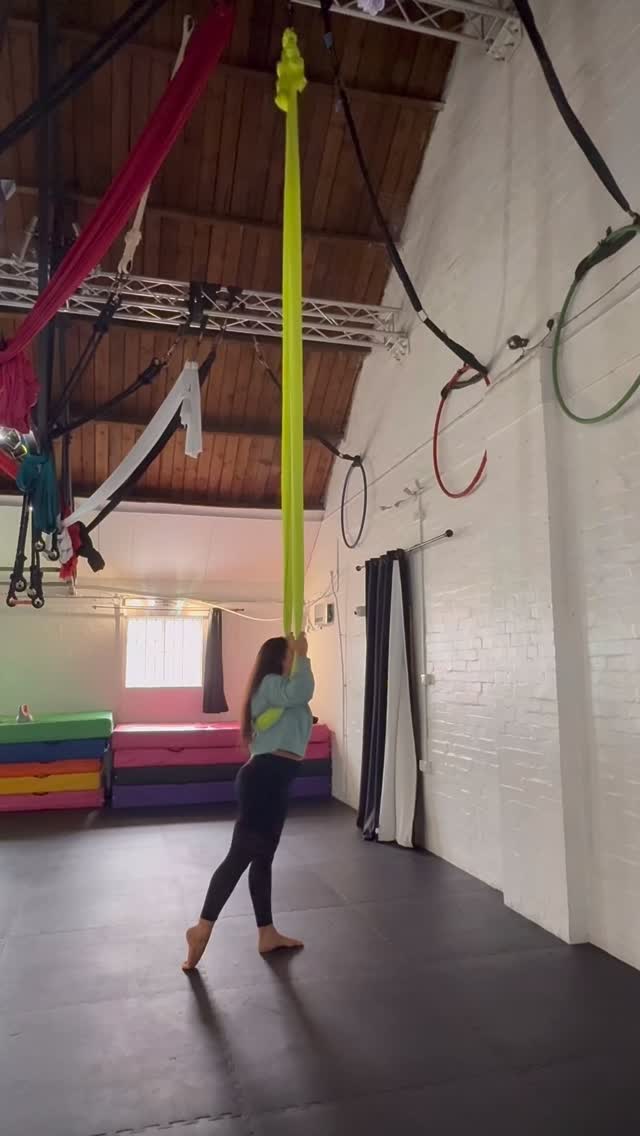Monday class sling combo I was working on with my amazing crew, before I got injured(injury non related to sling 😆)
#aerialsling #aylesbury #aerialistsofig