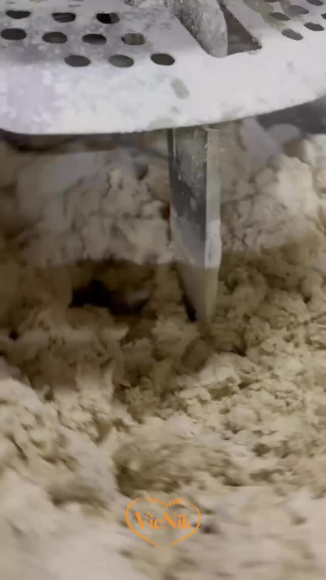 De la masa al pan perfecto 🔥✨
Cada paso cuenta para lograr ese pan de súper pancho que tanto te gusta 🌭
En VicNik, la calidad empieza desde el origen… y se nota en cada bocado 🤍