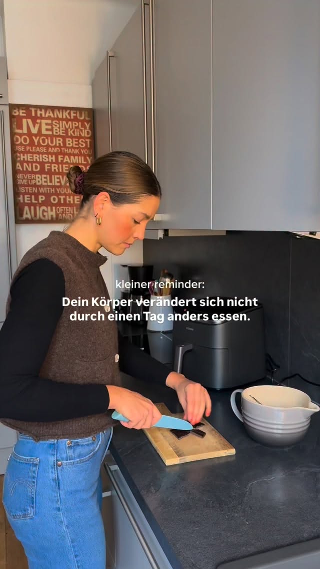 Kleiner Reminder zu Ostern: Dein Körper verändert sich nicht durch einen Schoko-Osterhasen mehr oder weniger – genauso wenig, wie eine einzelne gesunde Mahlzeit den Unterschied macht.
Du kannst es also auch als effektives Carbloading betrachten, wenn du heute mehr Schokolade isst, also du dir vielleicht vorgenommen hast… Immer eine Frage der Perspektive!😌
Frohe Ostern, lasst es euch gut gehen 🌼🐣🌼
#ernährung #ernährungsberatung #sporternährung #ernährungsberaterin #itsallaboutbalance