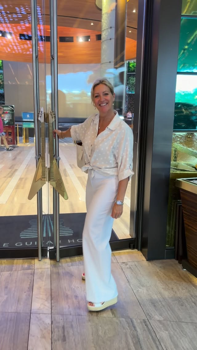 Je ne peux pas entrer au Seminole Hard Rock Guitar Hotel sans analyser chaque détail…
Tout est spectaculaire.
Tout est pensé pour impressionner.
Et pourtant…
j’ai failli me casser le pouce en ouvrant la porte. 😅
Un souper très appréciable avec live music au restaurant Council oak! Du bonheur!
Parce que le vrai luxe, ce n’est pas juste ce qu’on voit.
C’est ce qu’on ressent.
Et surtout… ce qui fonctionne parfaitement, sans qu’on y pense.