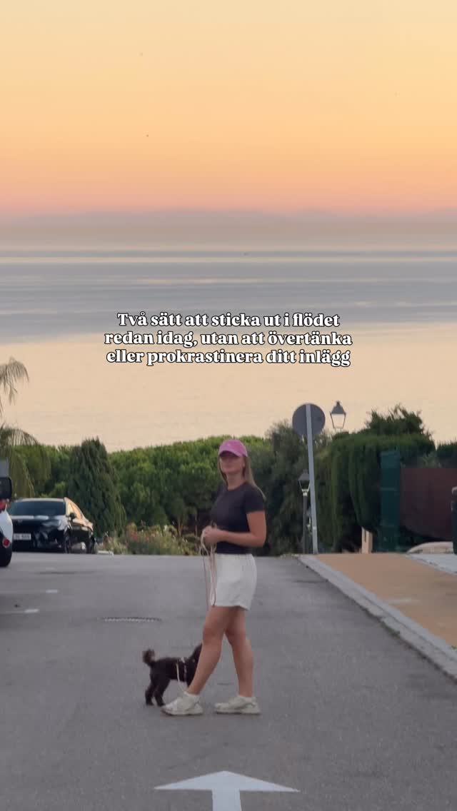 När du inte vet vad du ska posta är ALDRIG lösningen att scrolla Instagram och se vad dina branschkollegor pratar om just nu.
Jag behöver inte förklara varför väl?
Okej då vi tar det kort: för att vi vill höra DIG!!! Dina åsikter, dina värderingar, vad du tror på och tycker.
Och det är precis det här som får dig att sticka ut i flödet!
Vänta Sarah var det så lätt? Jag ska BARA vara MIG SJÄLV?
Jajamän 🫡
Känner du däremot att det är skitsvårt att få till vad du ska posta idag. Gör som jag, dela upp en av dina gamla reels genom nya funktionen i Edits (gratis app).
Enkelt och roligt sätt att återanvända ditt content.
Och behöver du en extra liten kick i baken så kollar du på inlägget jag har länkat i den här filmen! 🩷🥳