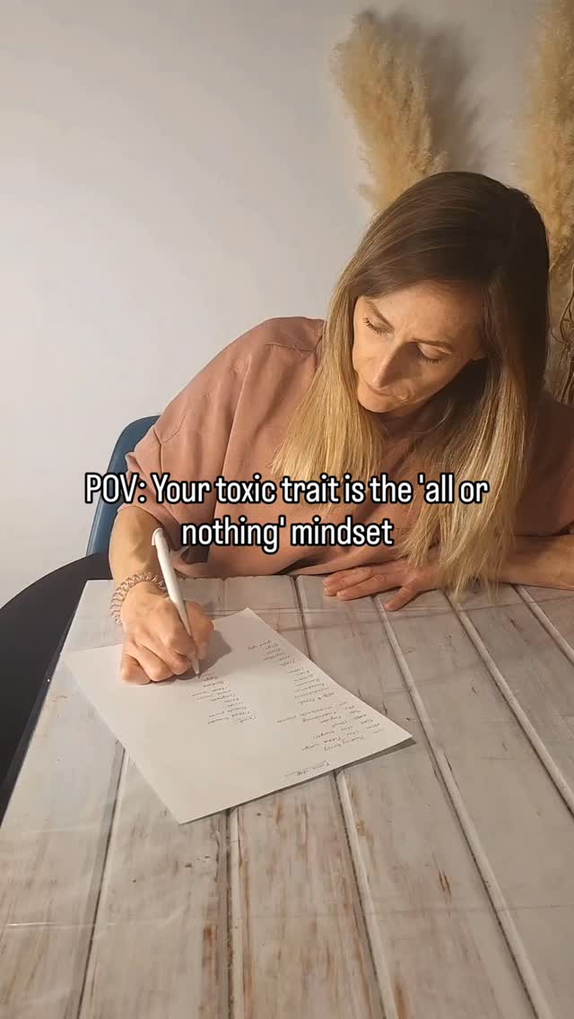 Beauties. The 'all or nothing' mindset is killing your fat loss.
One chocolate egg, one meal out and a boozy bank hol will NOT destroy all the hard work you've done so far.
What will, is deciding that you might as well chuck the towel in and letting it derail the rest of your April (or year. Or life).
Eat the egg. Enjoy the bank holiday.
Then get right back on it.
You've got this! πͺ
#fitnesstips #fatlossjourney #gymhumour #personaltrainerchichester #eastereggs