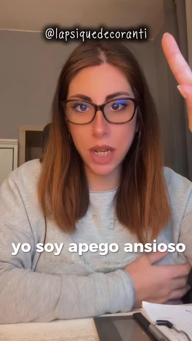 Hablamos del apego como si fuese una etiqueta fija: “soy ansiosa”, “soy evitativo”. Pero el apego no es una identidad, es una historia. Es el mapa que aprendiste muy pronto sobre lo que ocurre cuando te acercas a alguien, cuando necesitas, cuando sientes. Ese mapa influye, claro, pero no te define.
Porque el apego no se activa en el vacío, sino en relación. Hay personas con las que te sientes tranquila y abierta, y otras que despiertan inseguridad o distancia. No siempre es que “tú seas así”, a veces es que esa relación toca algo concreto en ti.
Por eso no somos un tipo de apego. Somos mucho más que eso. Y así como ese mapa se construyó en relación, también puede transformarse en relación. Porque el primer mapa del amor no lo elegiste, pero el camino que recorres a partir de ahí, poco a poco, sí puede empezar a ser tuyo.