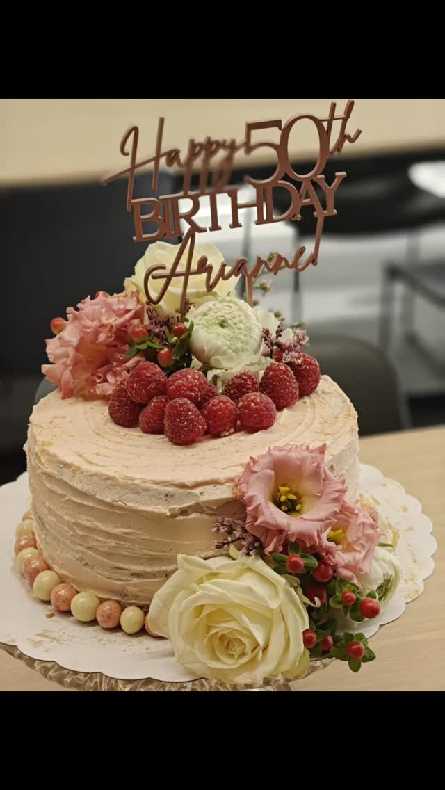 Champagne- en frambozentaart, licht, fris en net dat tikkeltje extra. ๐พ๐
Afgewerkt met zachte bloemen en volledig huisgemaakt met de beste ingrediรซnten.
Taarten en desserttafels voor jouw speciale momenten.
Stuur me gerust een berichtje voor bestellingen
#champagnetaart #heistopdenberg #taartopmaat #desserttafel #suikerbekkie