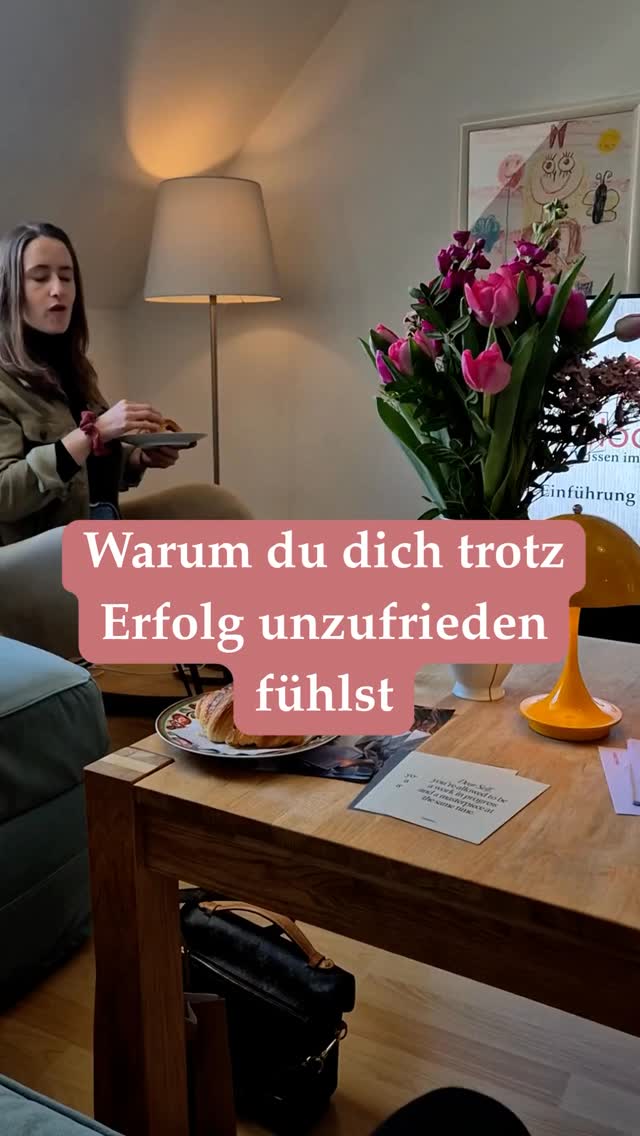 Hast du dich mal gefragt, warum du trotz Erfolg unzufrieden bist?
Die Antwort liegt in einem 1000 Jahre alten japanischen Konzept: Ikigai — das, wofür es sich zu leben lohnt.
Es ist der Schnittpunkt aus vier Fragen: Was liebst du? Worin bist du wirklich gut? Was braucht die Welt von dir? Wofür wirst du bezahlt?
Fehlt einer dieser Kreise, wirst du dich nie wirklich erfüllt fühlen.
Janina hilft dir, deinen Schnittpunkt zu finden — gemütlich auf dem Sofa, mit deinen Freundinnen.
90 Minuten. Ein Abend, der mehr ist als Essen gehen.
🔗 Alle Infos per Mail — Link in Bio
