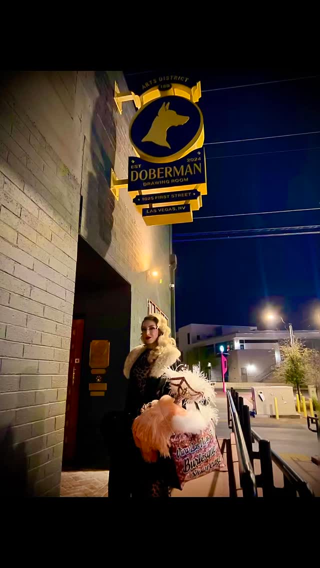 Doberman Drawing Room on burlesque night and baby this place knew exactly what it was doing. Low lights, strong drinks, a little danger in the air, and then the burlesque starts and the whole room leans in. Cheeky, sexy, and just the right amount of trouble. Would you do Doberman on a burlesque night?
Grab my FREE Las Vegas Mini Guide at https://stan.store/mikeyinthemixvegas 💫
#DobermanDrawingRoom #ArtsDistrictLV #LasVegasBars #Burlesque #MikeyInTheMixVegas