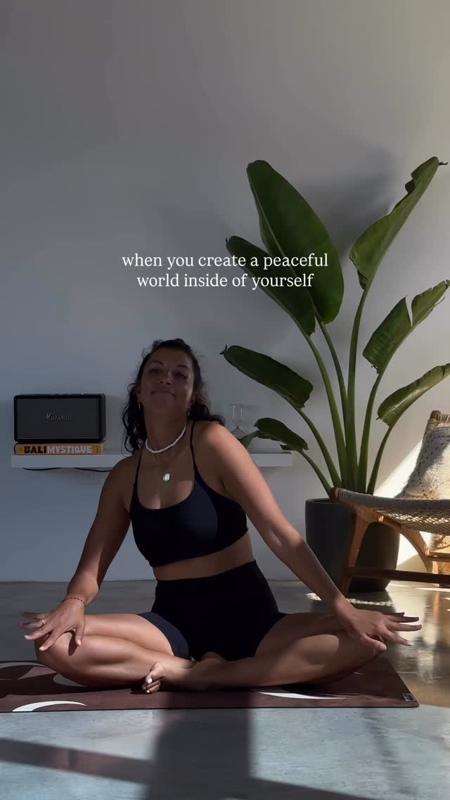 Was ich damit meine 👇🏽
Mir ist in letzter Zeit etwas aufgefallen…
vor allem seit ich wieder zurück in Deutschland bin - in Gesprächen, im Zug, auf Social Media, in Cafés - überall irgendwie. Die meisten Menschen wirken so getrieben, so gestresst, so negativ und gleichzeitig auch manchmal so hoffnungslos 🥺
Also es ist einfach wirklich heftig wie viel
Stress, Angst, Sorgen, Druck & Negativität gefühlt grade die Welt dominiert.
Und gleichzeitig merke ich, wie anders ich mit all dem umgehe & wie viel glücklicher & hoffnungsvoller ich in diesen Zeiten bin.
Nicht, weil ich wegschaue & alles ignoriere, weil ja auch ich sehe all diesen Schrecken auf der Welt & mich trifft und schockiert all das auch! Doch ich entscheide anders als die meisten. Anstatt all das Negative nur noch mehr zu befeuern & die ganze Zeit über Vorfälle zu diskutieren, von denen eh niemand so ganz genau weiß was wirklich abgeht, entscheide ich mich dafür mich energetisch davon zu distanzieren & dem
Ganzen nicht so viel meiner Energie und Zeit zu geben.
Ich halte immer erstmal einen Moment inne, nehme war, fühle alles was ich fühle in solchen Momenten & überlege dann was kann ICH jetzt tun? Und in manchen Situationen bedeutet das vielleicht spenden, helfen wie auch immer es möglich ist - doch in den meisten Situationen bedeutet es für mich vor allem - weiter in der Liebe und der Dankbarkeit bleiben - meinen Fokus auf das Gute in meinem Leben und in der Welt richten. Und weiter dafür los gehen, so vielen Menschen wie möglich dabei zu helfen sich wieder an die Hoffnung zu erinnern, an ihre eigene Schöpferkraft, ihren Fokus - denn wir können entscheiden, worauf wir unseren Fokus legen.
Und genau das hat Yoga mir beigebracht: nicht die Welt auszublenden – sondern bewusst zu wählen, wie ich ihr begegne.
Und vielleicht ist genau das der Punkt…
Die Welt im Außen verändert sich nicht immer sofort.
Aber die Welt in dir schon 🧡