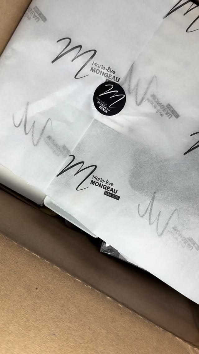 ✨ UNBOXING MEM ✨
Gros unboxing aujourd’hui… et pas des moindres 😍
Une commande de plus de 500€ directement venue du Canada 🇨🇦
Les fameux strass MEM by @marieevemongeaunails✨
Et honnêtement… la qualité est juste dingue 🤯
La brillance, les reflets, les tailles… je suis fan avant même de les avoir testés ! Ce n’est pas ma première commande et c’est loin d’être ma dernière commande ! Je suis complètement fan 🫠
Je vous laisse découvrir tout ça en vidéo 🎥
Préparez-vous, ça va clairement briller sur vos prochaines poses 💎
Dites-moi en commentaire si vous connaissez déjà cette marque 👇
Et si vous voulez un retour complet après test ! 💅