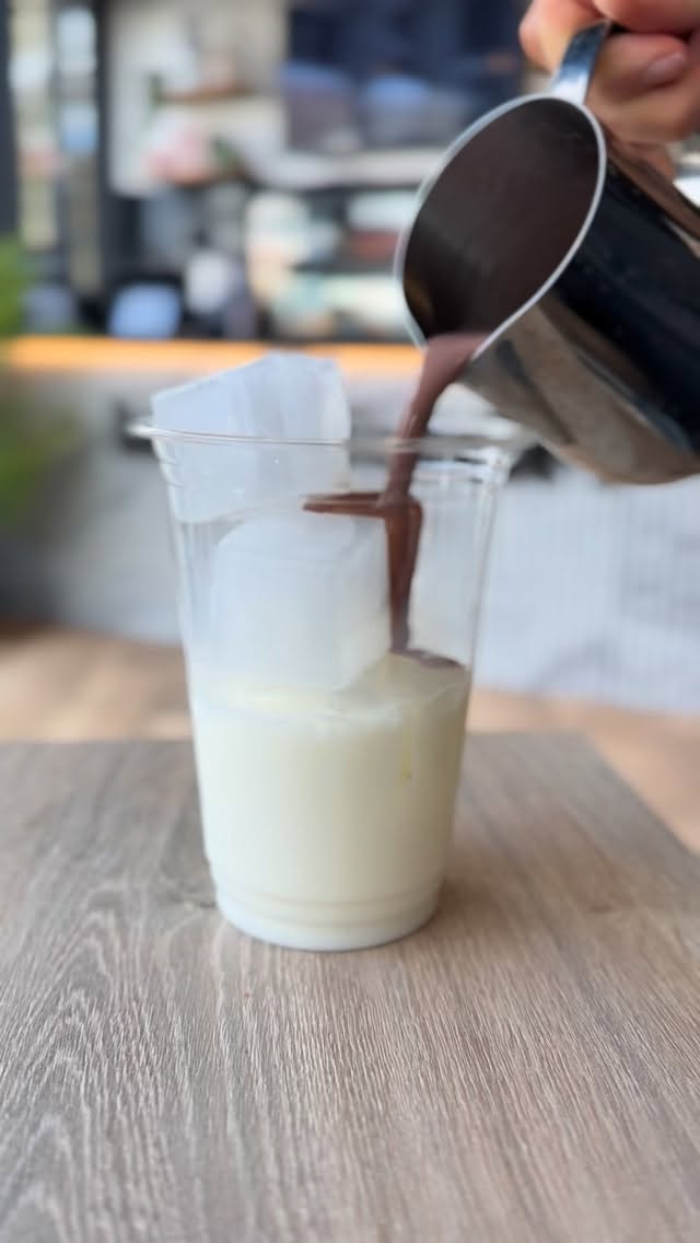 🤎🤍 ICED CHOCOLATE LATTE 🤎🤍 #icedlatte #espresso #coffee #chocolate #koffeeroom