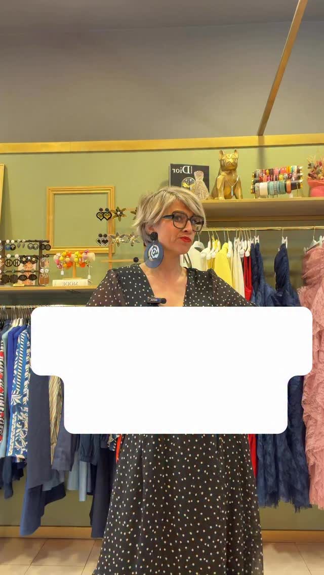 “Les imprimés, ça grossit…”
👉 Combien de fois je l’entends celui-là 😏
Yolande me l’a encore écrit…
Alors on va remettre les choses à leur place :
👉 ce n’est pas l’imprimé le problème.
👉 ce n’est pas vous non plus.
Ce qui change tout, c’est :
✨ la taille de l’imprimé
✨ la coupe du vêtement
✨ l’endroit où il est placé
Un imprimé bien choisi peut sublimer une silhouette.
Un mauvais… peut tout déséquilibrer.
👉 Comme souvent en style :
ce n’est pas une question de “ça me va ou pas”
c’est une question de “comment je le porte”.
Et entre nous…
si les imprimés faisaient vraiment grossir…
👉 je passerais ma vie en noir 😅
(et vous savez bien que ce n’est pas le cas 💖)
👉 Dis-moi :
tu oses les imprimés ou tu bloques encore ?
👉 (je lis tout pour mes prochaines vidéos 😏)
#conseilmode
#imprimé
#stylefemme
#confianceensoi
#comtessedeblois