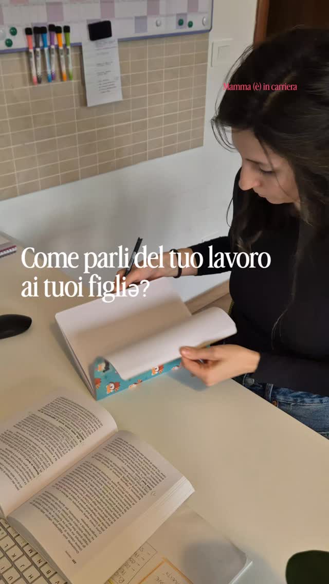 Nessuno ti ha mai detto che anche il modo in cui vivi il tuo lavoro è un atto educativo. Eppure è così.
Non stai solo crescendo un bambinə.
Stai mostrandogli cosa significa essere una persona intera — con desideri, ambizioni, confini.
Sarebbe facile se educare passasse attraverso quello che dici, ma la verità è che passa quasi del tutto da quello che mostri, dall'esempio che diamo, da come viviamo la nostra stessa vita.
Allora forse vale la pena fermarsi un secondo per chiederti:
▪️ Cosa vede, quando ti guarda parlare del tuo lavoro?
▪️ Cosa impara sul desiderio, sull'ambizione, sui sogni, guardando come tratti i tuoi?
▪️ Cosa comprende del funzionamento dei confini, osservando quelli che metti — o non metti?
Se c'è un momento per cambiare questo modello, è adesso, perché ora che hai consapevolezza, hai anche la possibilità di mostrare qualcosa di diverso.
Una donna che lavora con orgoglio. Una donna che desidera senza scusarsi. Una donna che si prende cura degli altri ma soprattutto di sé stessa.
.
.
.
Da dove si inizia? Da un test di 2 minuti che ti aiuterà a capire dove sei adesso nel rapporto tra la tua carriera e la tua genitorialità.
Scrivi QUIZ nei commenti per ricevere il link. 👇