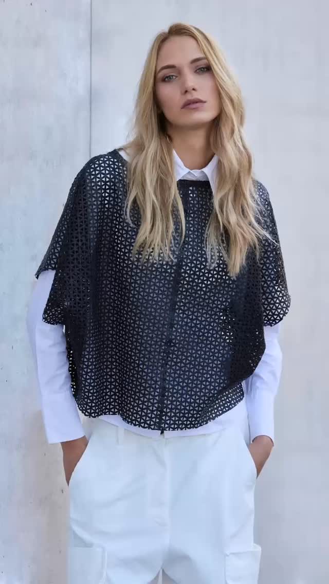 GIMO‘S: italienisches Handwerk, das man sieht. Und fühlt. 🇮🇹✨
1968 als Familienbetrieb gegründet, steht @gimos_official seit jeher für echte Lederkompetenz. Bis heute bleibt das Label den traditionellen italienischen Fertigungsmethoden treu und verbindet sie gleichzeitig mit den neuesten Impulsen aus der Modewelt.
Das Ergebnis?
Perfekte Schnitte, kompromisslose Verarbeitung. Lieben wir! 🖤
Und alles andere als schnelle Mode, sondern Stücke, die bleiben und mit der Zeit ehrlich gesagt nur noch besser werden.
Jetzt bei uns in Münchwilen entdecken. Wir beraten Dich gerne. 🫱🏽🫲🏼
#ModeGamma #anziehendanders #jackets #StyleTip #Muenchwilen #Gimos #90JahreModeGamma