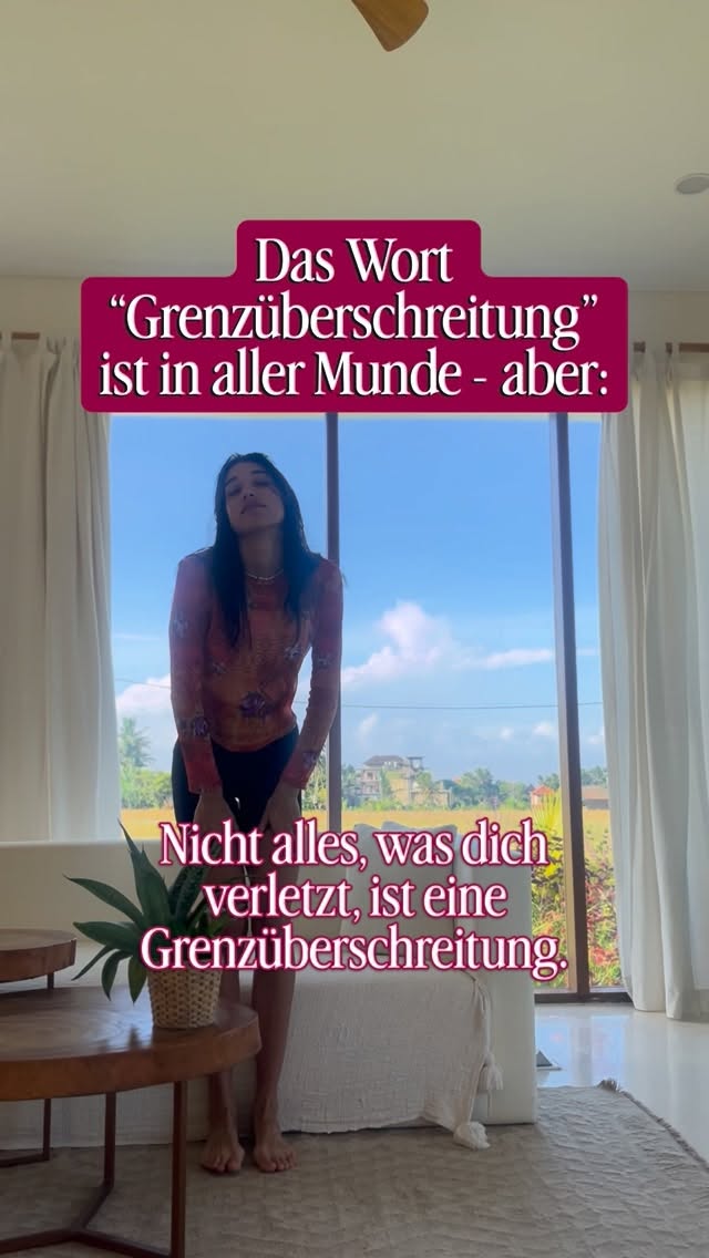 Leudeee - so ein essenzielles & missverstandenes Thema!
Wir sind gesellschaftlich an dem Punkt angekommen,
an dem wir andere vermehrt auf ihr grenzüberschreitendes Verhalten aufmerksam machen. (Wichtig!)
Die Frage ist aber: Was ist eine Grenze? Wann ist eine Grenze erreicht? Wann wird eine Grenze überschritten und woher weiß ich das?
Ich liebe die Unterscheidung, die Bodynamic macht:
Bei einer Grenze handelt es sich um den räumlichen Abstand. Ich komme dir physisch zu nah.
Was viel öfter in Interaktionen passiert, worüber wir zu wenig sprechen und den Fokus drauf setzen, ist:
Wann ist mein Limit erreicht? Wann wird es mir zu viel? Kann ich das beobachten und Verantwortung dafür übernehmen, bevor ich über meinem Limit drüber bin?
Oder weiß ich garnicht, wann ich an mein Limit komme?
(Pssst! Das zu Erkunden und zu lernen wie du deine Kapazität vergrößern kannst, lernst du in meinem Minikurs “BEI MIR BLEIBEN”. Link in Bio)
Denn wenn wir nicht lernen Stopp zu sagen und zu kommunizieren, dass unser Limit bald erreicht ist, werden wir Erfahrungen machen, die sich nach Grenzüberschreitungen anfühlen, obwohl es keine sind.
Es ist meine Verantwortung mein Limit zu kennen und es zum Ausdruck zu bringen - nicht die des Gegenübers mein Limit zu erraten.
Was ist euer Take dazu?
xx,
Aurora
•••
Videos wie diese dienen der Unterhaltung und ersetzen keine Begleitung. Sie dienen nicht als professioneller Rat und gehen ebenso nicht auf die Feinheiten psychischer & emotionaler Gesundheit ein (weil sie dafür viel zu individuell ist!).
🍯 lerne meine Arbeit kennen, indem du dir den Anpassungs-Guide oder die kostenfreie Regulationspraxis holst
🍯 schreib mir, wenn du Interesse an einer Einzel- oder Paarbegleitung hast
🍯 hol dir meinen Minikurs “BEI MIR BLEIBEN” oder einen Workshop auf meiner Website
www.auroraprema.de
auroraprema@gmail.com