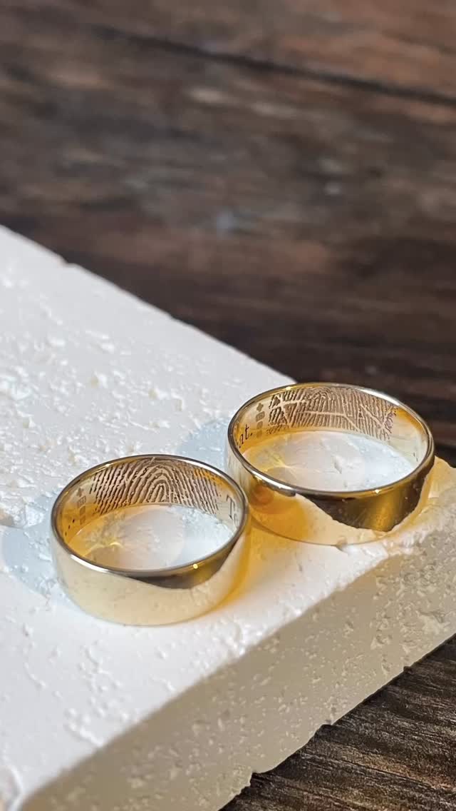 This gorgeous couple chose to get each others fingerprints engraved on to the inside of their wedding rings 😍 Such a cute idea 💛