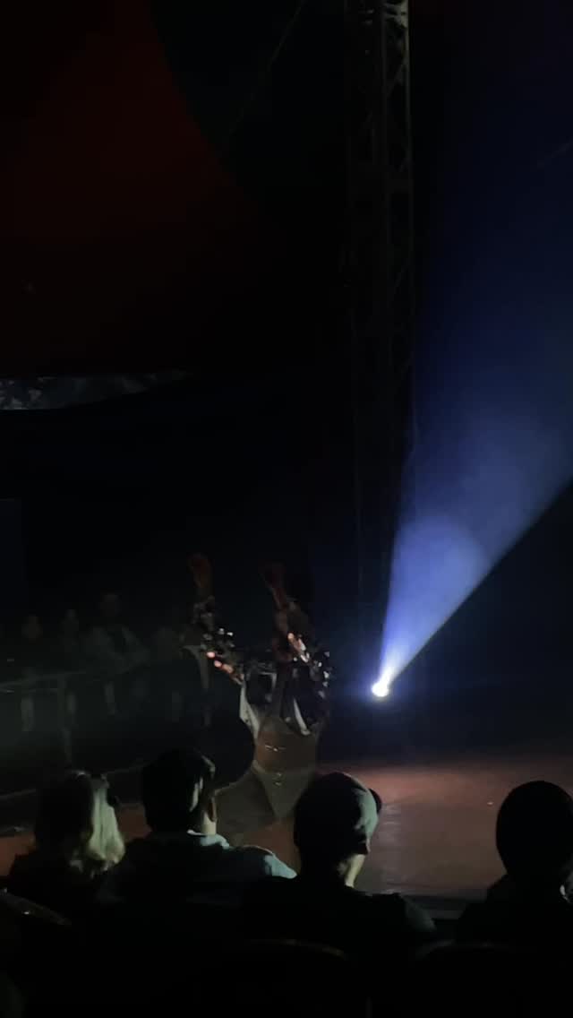 🪩 Disco jacket's first appearance! Had a blast performing last night @devourthenight ✨ #hairhanger