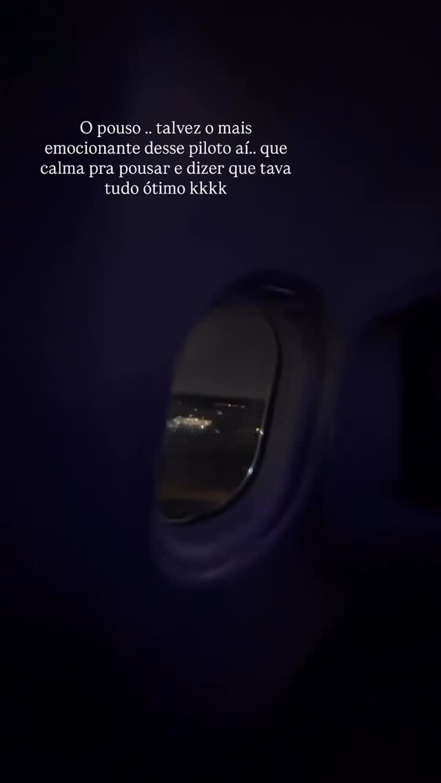 🚨✈️ IMAGENS EXCLUSIVAS – momentos de tensão em voo que saiu de Guarulhos
Uma passageira do voo Delta Air Lines DL104, que decolava do Aeroporto de Guarulhos com destino a Atlanta (EUA), registrou os momentos de tensão dentro da aeronave após a falha na turbina.
🕒 O voo partiu às 23h49 do dia 29/03/2026 e subiu cerca de 4.500 pés, quando o piloto declarou emergência e iniciou retorno imediato ao aeroporto.
Durante a decolagem, um forte estrondo na turbina esquerda foi ouvido, assustando não só os passageiros, mas também moradores da Zona Norte de São Paulo e de Guarulhos.
👥 A bordo estavam
– 272 passageiros
– 14 tripulantes
📹 As imagens mostram o clima dentro da aeronave no momento da ocorrência, evidenciando a tensão vivida pelos passageiros.
Apesar do susto
– ninguém ficou ferido
– o fogo foi controlado rapidamente
– o pouso foi realizado com segurança
Seguimos acompanhando o caso.
Imagens de @aliiinearaujo e @juunniinhoosoares (Rede Vizinha)