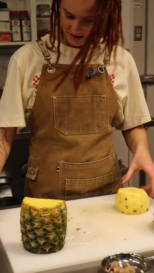 En cuisine avec Chloé 💛
Derrière chaque atelier cocktail, chaque événement, il y a tout un travail de préparation qu’on ne voit pas toujours.
Chez Tap Tap, une grande partie se passe en cuisine : sirops, préparations maison, garnitures, bouchées … tout est pensé en amont pour que l’expérience soit belle et bonne jusqu’au bout.
Aujourd’hui, Chloé nous montre un petit aperçu de son organisation pendant la préparation d’un atelier Tiki Paradis.
#taptapcocktail #mixologie #cocktails #ateliercocktail #montreal
