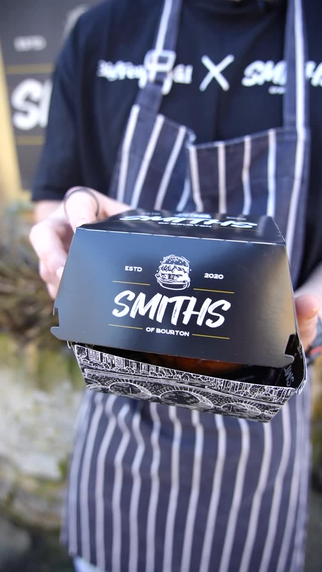 A proper smash burger isn’t complicated, it’s precise 😤
Dry-aged beef, pressed hard for that crisp edge.
Just enough time to caramelise.
A soft, well-made bun that knows its place.
Everything else is detail.
We’ve spent years getting that balance right from 30-day dry-aged patties to the final build. 
@madd_creatives 🎥