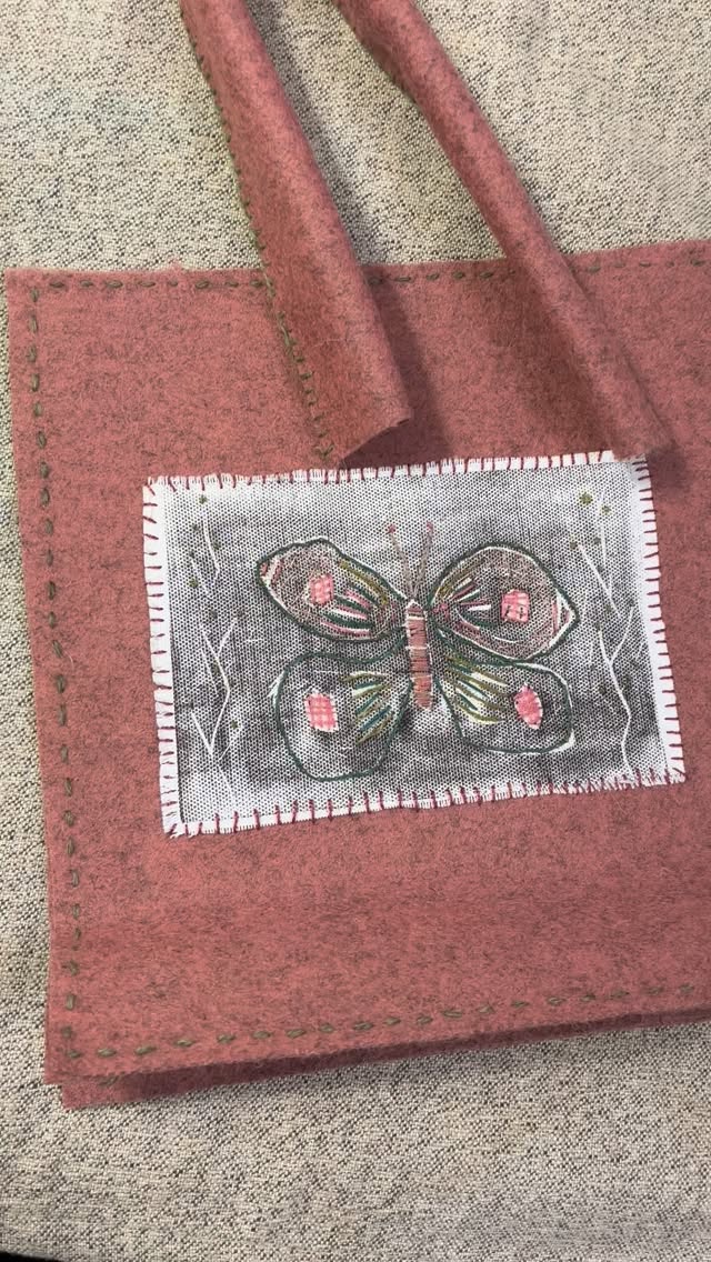 I am making yet another project bag, you can never have enough, well at least I can't. I use small bags like this to theme threads to easily pick up when I'm off to a class.
There is a lino cut and print on fabric workshop scheduled. More details and bookings are at the website.
#linocut #linoprint #printandstitch