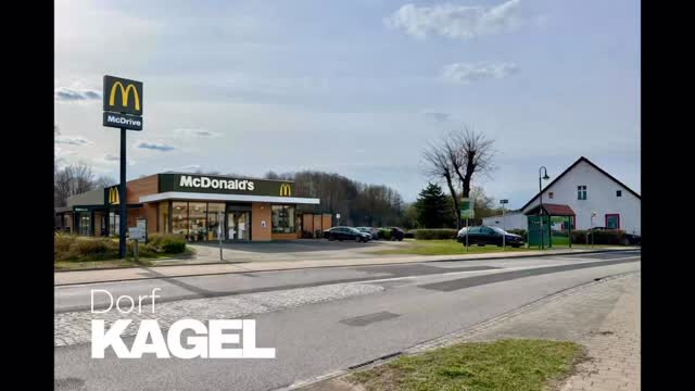 +++UPDATE+++
Selbstverständlich ist das unser Beitrag zum 1. April - ein Scherz. Und das ist auch gut so.
Ein kleiner Wink mit dem Zaunpfahl sollte es - bei unserer fast nicht existenten Gastrolandschaft - trotzdem sein.
Wir haben einen Imbiss im Dorf, unseren Straußenhof im Heidekruger Weg- sehr zu empfehlen übrigens!
Die übrigen Gaststätten, die es einst gab, sind nicht mehr vorhanden. Im Bürgerhaus stehen Theke und Bistro leer.
Vielleicht gibt es zukünftig wieder Mutige, die sich mit einem zu Kagel passenden Konzept trauen, dieses Terrain wieder zu beleben - wir würden uns sehr darüber freuen!
Euer Heimatverein Kagel 💛
Neuer Fast-Food-Standort: McDonald’s plant Filiale in Kagel
In Kagel könnte es schon bald eine größere Veränderung geben: Die internationale Schnellrestaurantkette plant nach eigenen Angaben die Eröffnung eines neuen Standorts in der Dorfmitte.
Wie aus Unternehmenskreisen verlautet, soll der Standort vor allem Pendler sowie Besucher aus dem Umland ansprechen. Vorgesehen ist ein moderner Restaurantbetrieb mit Drive-In sowie digitalen Bestellterminals.
Auch Vertreter aus der Region sehen das Projekt als möglichen Impuls für die lokale Infrastruktur. „Ein solches Angebot kann die Attraktivität des Standorts erhöhen“, heißt es aus dem Umfeld der Planung.
Ein Unternehmenssprecher erklärte: „Mit Kagel haben wir uns bewusst für einen Standort entschieden, der sowohl durch seine Lage als auch durch seine Entwicklungsperspektiven überzeugt.“
Die Bauarbeiten sollen voraussichtlich im dritten Quartal 2026 beginnen.
Eine Eröffnung ist für Anfang 2027 geplant.
Weitere Details sollen in den kommenden Wochen veröffentlicht werden.
Diese Mitteilung dient der Vorabinformation.
Euer Heimatverein Kagel 💛
#meinkagel #burger #gruenheide #burgerlovers #april