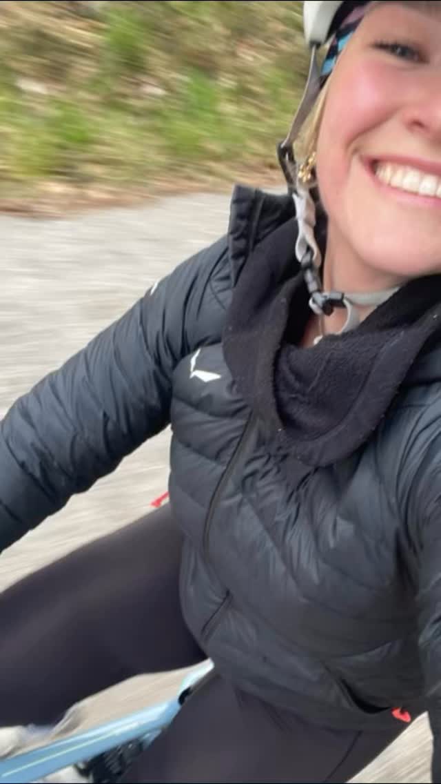 Neuer Mitarbeiterbenefit 💚
Bei @funsportburghausen das perfekte Gravelbike ausgesucht - und direkt damit von der Arbeit heimgeradelt 🚴♀️
Dienstradleasing mit @eurorad_deutschland = Radl Saison kann kommen 🌱
#teamramerth #mitarbeiterbenfit #gravelbike