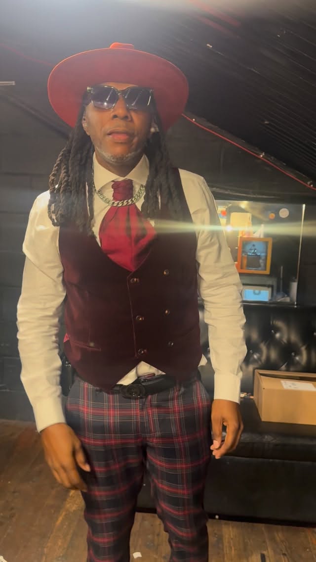 Yesterd b4 I hit stage in Manchester @thisisgorilla..It was a great night 4 real..
Bless my Manchester crew❤️💛💚🖤
@clarksoriginals @clarksshoes @muckyweekender @dubpistolsofficial #clarkswallabees #clarks #clarksoriginals #wallabees #seaniet