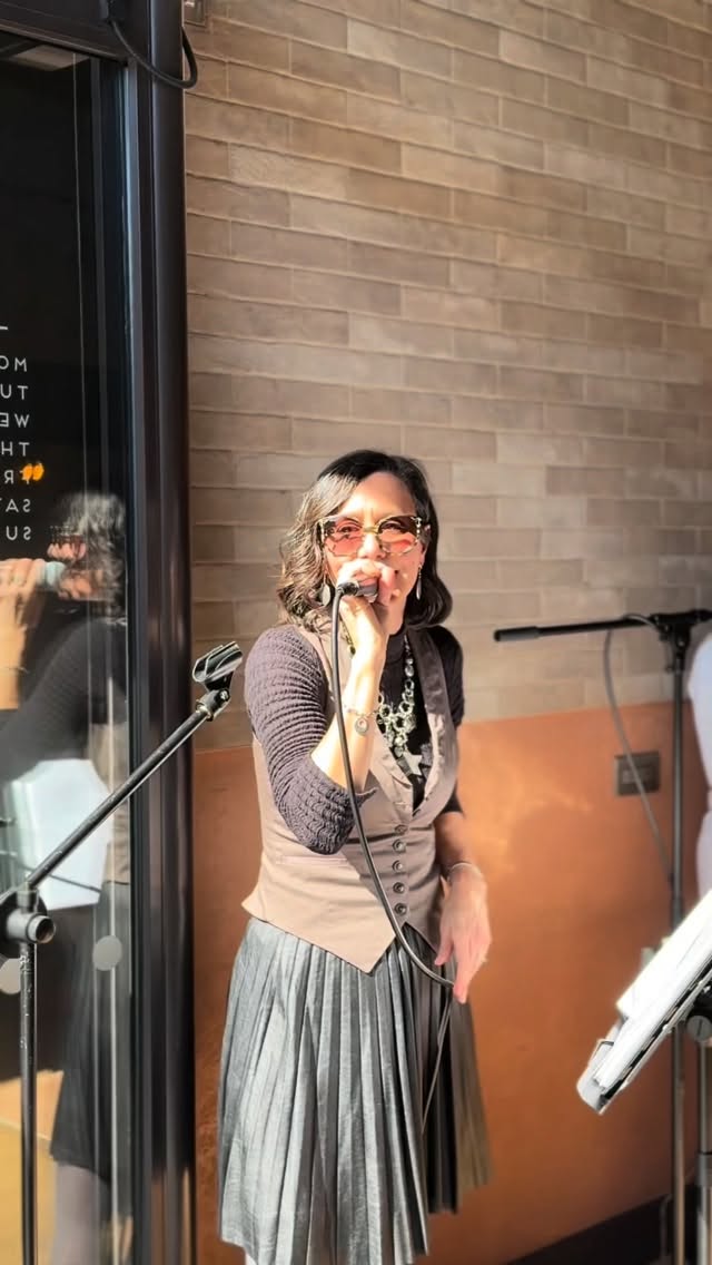 Buona Pasqua from La Pizzica! 🐣
What a beautiful afternoon spent in the sunshine enjoying live Italian music from @emozioni_cambridge 🎶
Let’s soak up the last of this beautiful bank holiday together Eddington 💛
#eddington #cambridge #lapizzica #pizzería #easter