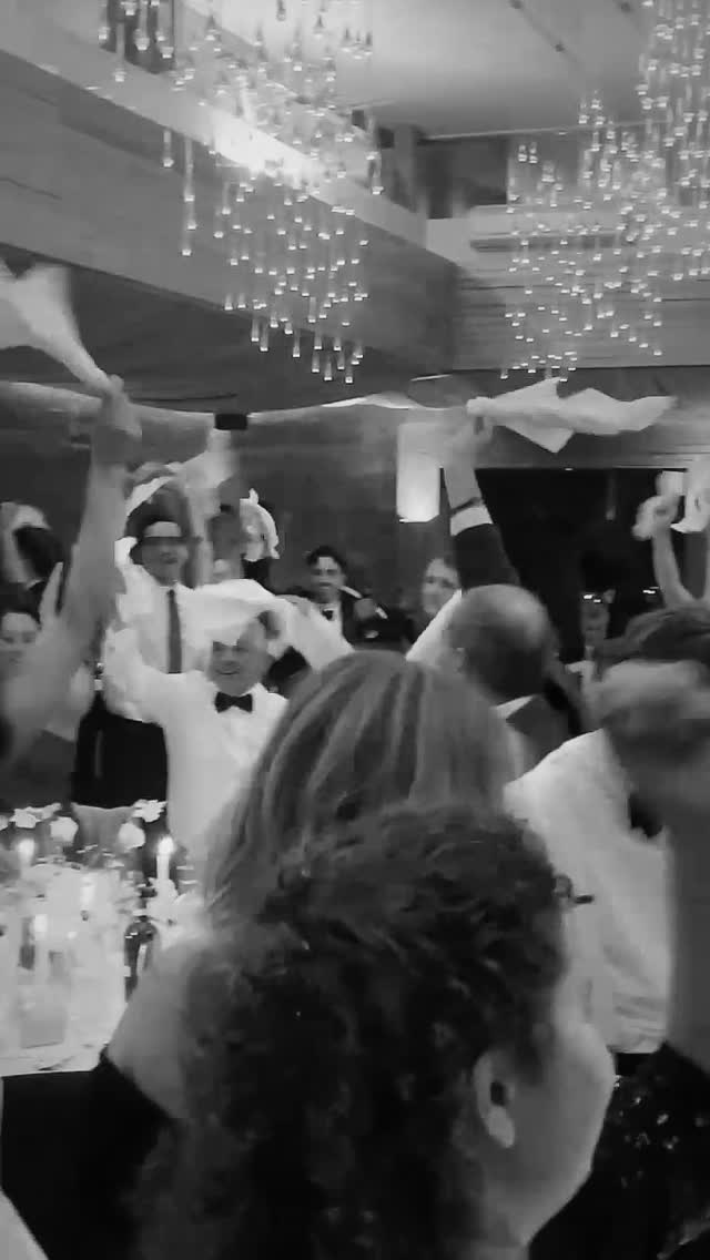 Have you ever had fun like this before lunch? 🕺💃 This is our Roaming Wedding Breakfast Trio in full swing, bringing all the right vibes to your day. Ain’t no party like a Tux Fizz party 🤩🥂
#roamingband #weddingmusicians #weddingmusic #weddingband #functionband