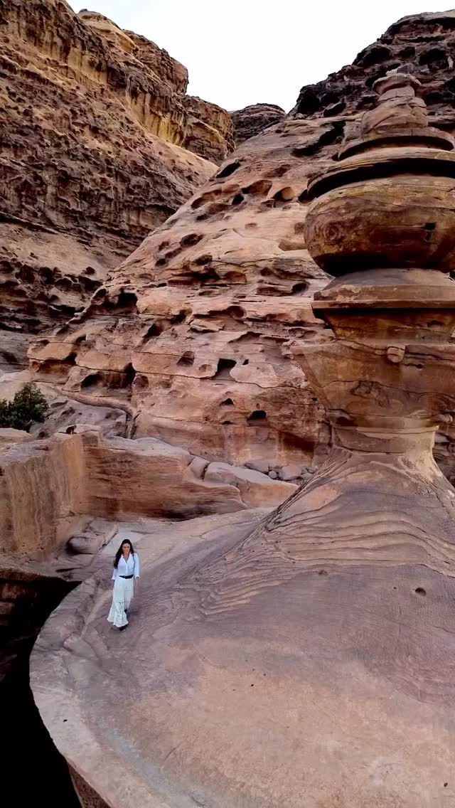 Donde el arte se funde con la montaña. la joya tallada de los Nabateos.⛰️🏛️
Where art merges with the mountain. the carved jewel of the Nabataeans.⛰️🏛️
#visitjordan #petra #viajar #travelgram #explorar