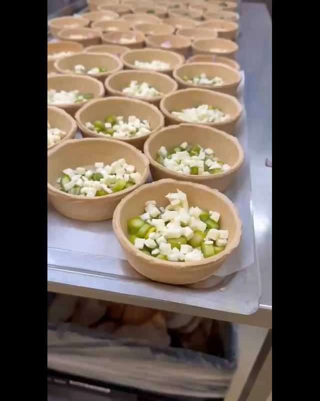 Ny quiche med asparges i disken nå, på vei inn i påsken.
Vi har også bakte grønnsaker, salater og annet digg til påske – ta turen innom når det passer 🥚