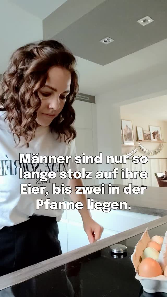 Jahrelang wurde ausgerechnet ein echtes Lebensmittel dämonisiert, während der eigentliche Müll völlig selbstverständlich auf den Tellern gelandet ist.
Beim Ei wurden plötzlich alle nervös, als wäre es ein Gesundheitsrisiko, dabei ist es biochemisch gesehen ein kleines Nährstoffpaket.
Vor allem das Eigelb wurde verteufelt, obwohl genau dort ein großer Teil von dem sitzt, was das Ei überhaupt so wertvoll macht: Cholin, fettlösliche Vitamine wie A, D und E, B12, Folat, Selen und gesunde Fette.
Besonders absurd ist die Angst vorm Eigelb, weil ausgerechnet Cholin heute einer der Nährstoffe ist, die viele viel zu wenig auf dem Schirm haben, obwohl es für Gehirn, Nerven, Zellmembranen und die Leber eine zentrale Rolle spielt.
Das Eiweiß im Ei ist gleichzeitig ebenfalls kein belangloses Beiwerk, sondern hochwertig, gut verdaulich und liefert alle essenziellen Aminosäuren in einem günstigen Muster.
Und dann wäre da noch der alte Mythos mit dem Cholesterin. Eier wurden lange so behandelt, als wären sie das Problem, obwohl man heute weiß, dass Nahrungscholesterin den Blutcholesterinspiegel nicht so plump und direkt beeinflusst, wie es jahrelang erzählt wurde.
Mit anderen Worten: Das Ei war nie der Bösewicht. Es war einfach nur ein verdammt praktischer Sündenbock.
Wenn Menschen bei Eiern kritisch werden, aber den Rest ihres Frühstücks nie hinterfragen, sagt das meist mehr über Ernährungsdogmen aus als über das Ei selbst.
In diesem Sinne, frohe Ostern und eine schöne Eiersuche 🥚
#ernährung #eiweis #nährstoffmangel #mineralstoffe #ernährungsmythos