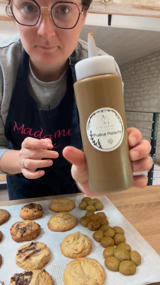 Vous aimez la pistache ?
Mais le vrai goût, pas la pistache industrielle!
Le goût de la pâte de pistache qui se trouve dedans et qui donne une saveur et une texture exceptionnelle 🤩
Et la framboise rajoute de la fraîcheur au gourmand du fruit sec 😎🌺
A retrouver tout l’été sur ma boutique en ligne :
💻 Www.alixgodart.com